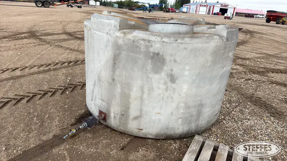 1,000 gal. poly tank