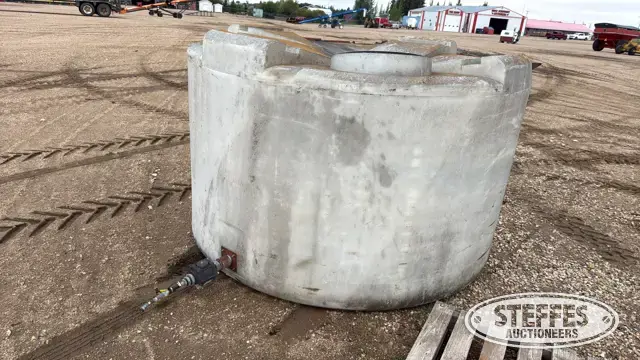 1,000 gal. poly tank