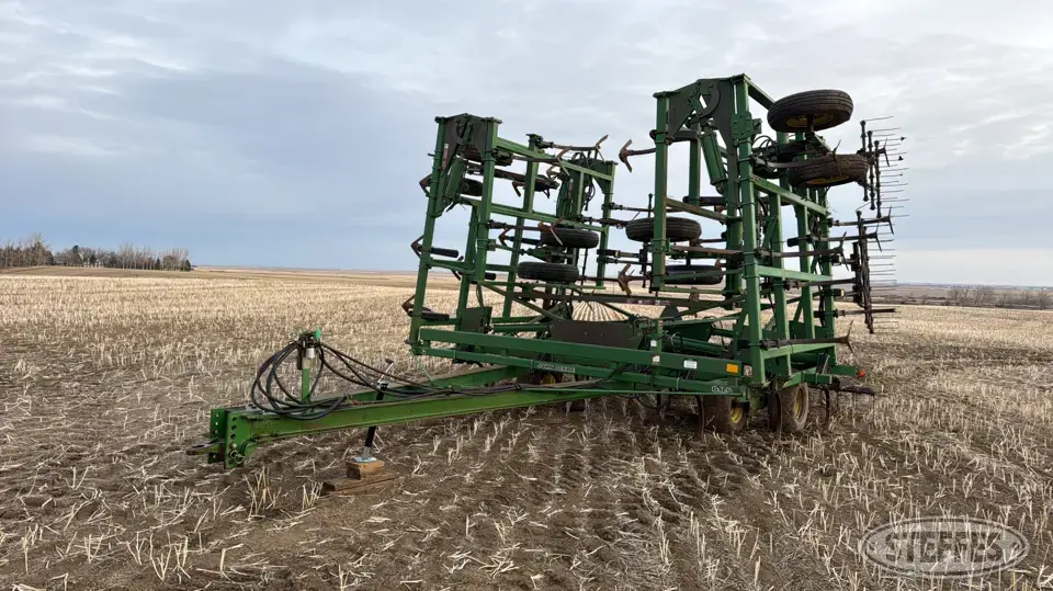 John Deere 685 Chisel Plow
