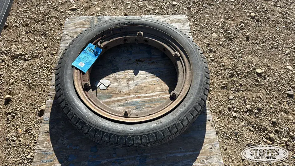 (1) 4.40-4.50-21 tire Passenger-Light Truck Tire