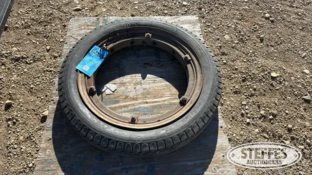 (1) 4.40-4.50-21 tire