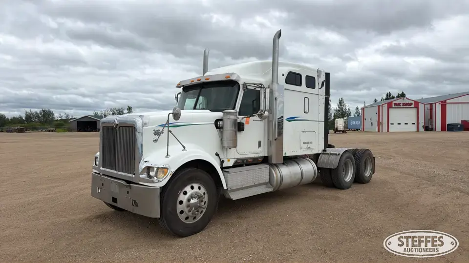 2004 International 9900i Eagle Conventional Truck with Sleeper