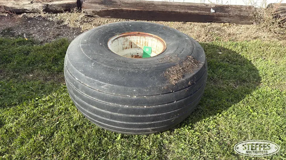 (1) Titan 21.5L15.1 tire Tractor-Implement Tire