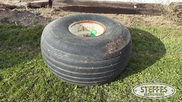 (1) Titan 21.5L15.1 tire