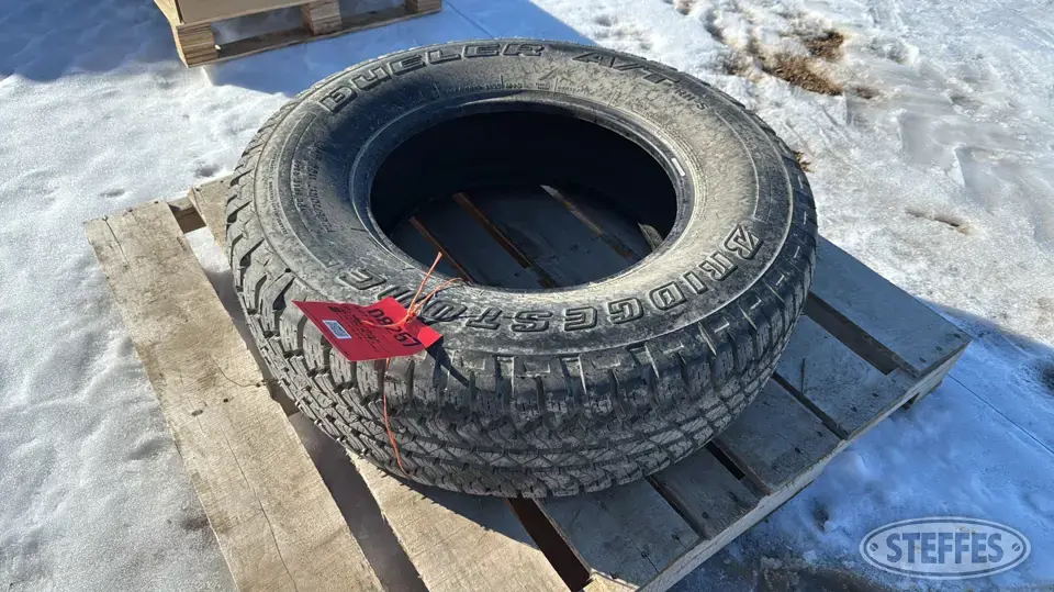 (1) Bridgestone Dueler P265/70R17 tire Truck Tire