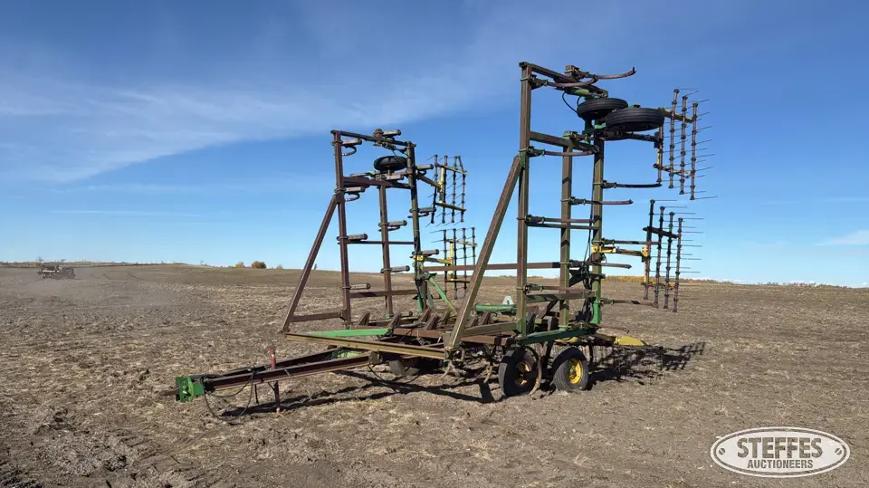John Deere 1610 Chisel Plow