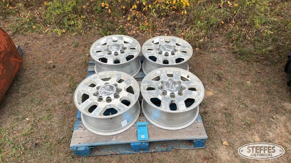(4) Chevrolet aluminum wheels Truck Tire