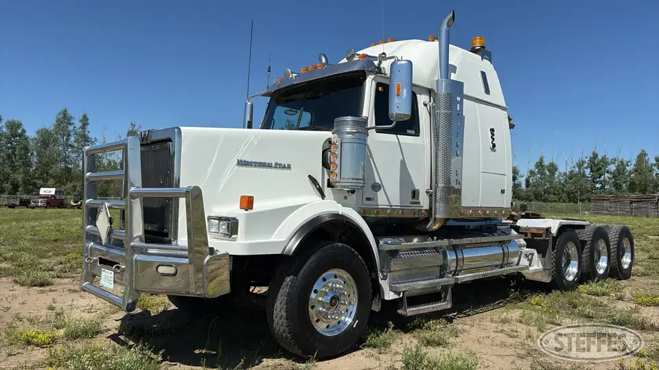 2014 Western Star 4900 SBA Conventional Truck with Sleeper