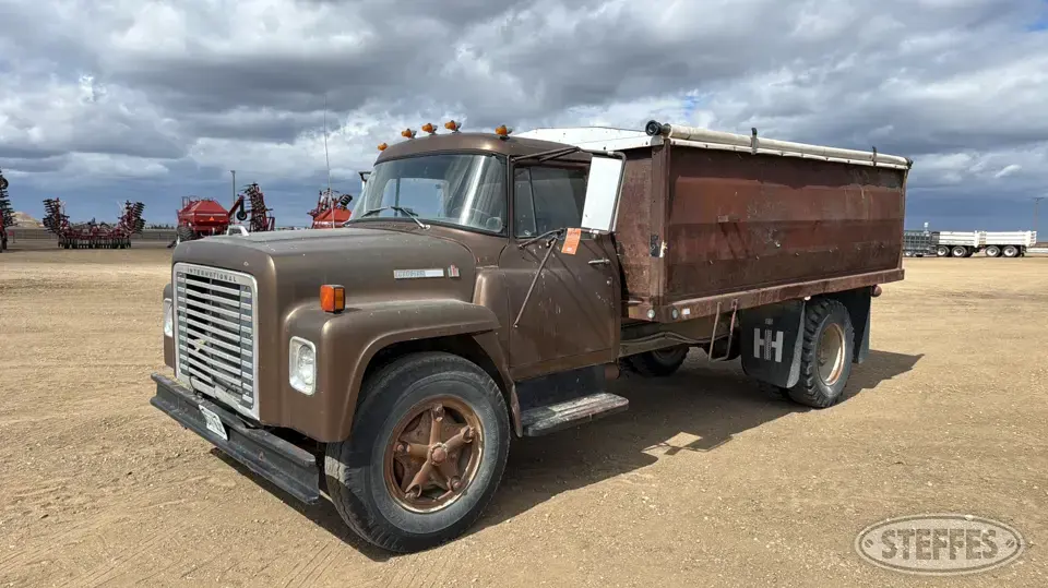 1977 International Loadstar 1600 Grain Truck