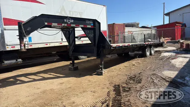 Tandem axle gooseneck equipment trailer
