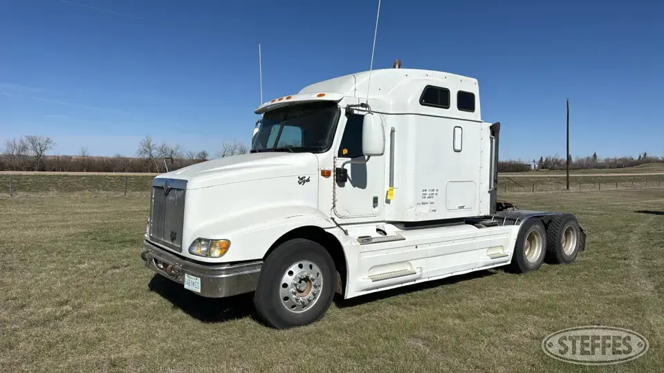 2000 International 9200i Eagle Conventional Truck with Sleeper