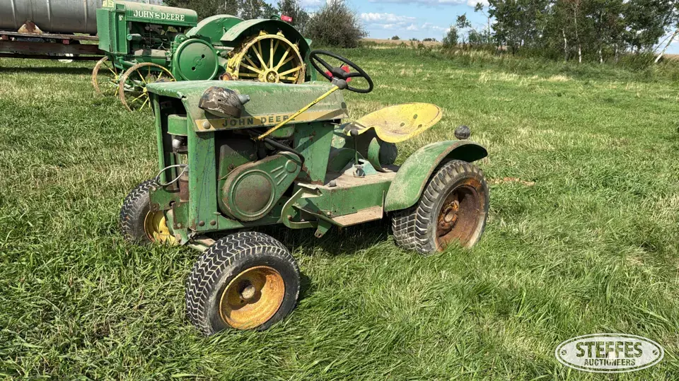 John Deere 110 Lawn Tractor