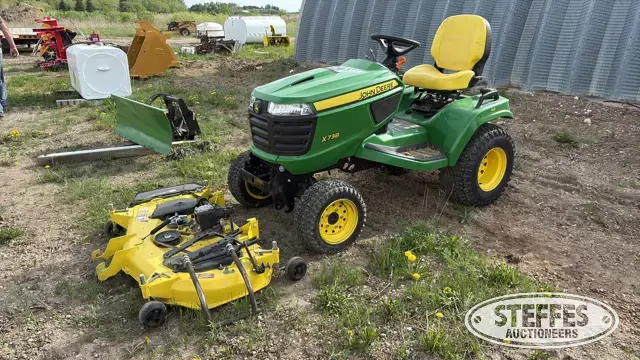 2017 John Deere X738