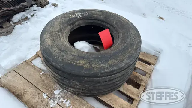 (1) Titan Highway Implement 13.50-15FI tire