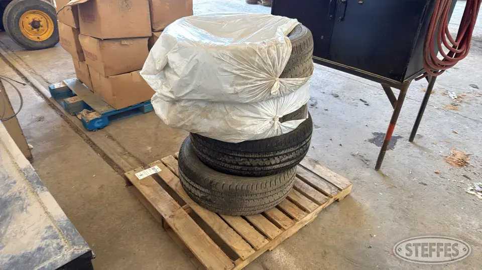 (4) Bridgestone Dueler H/L P275/55R20 tires Passenger-Light Truck Tire