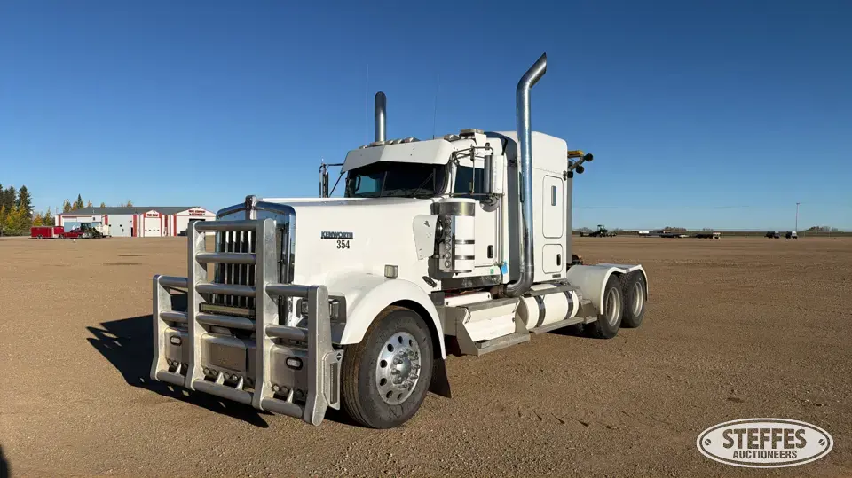 2016 Kenworth W900 Conventional Truck with Sleeper