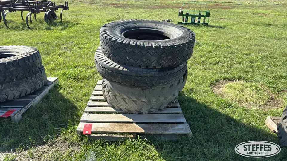 (4) 9.00-20 tires Truck Tire