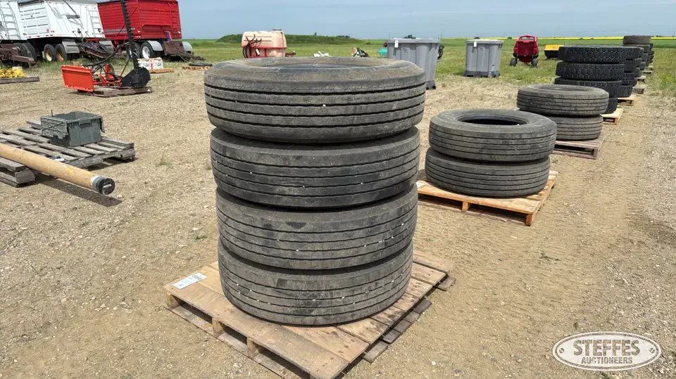 (4) Michelin XZA2 295/80R22.5 tires Truck Tire