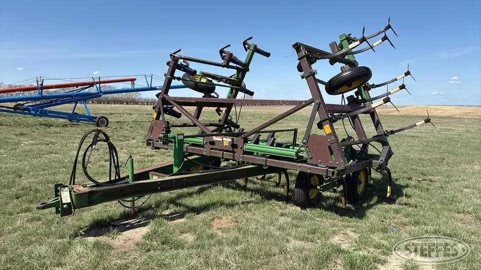 John Deere 610 Chisel Plow