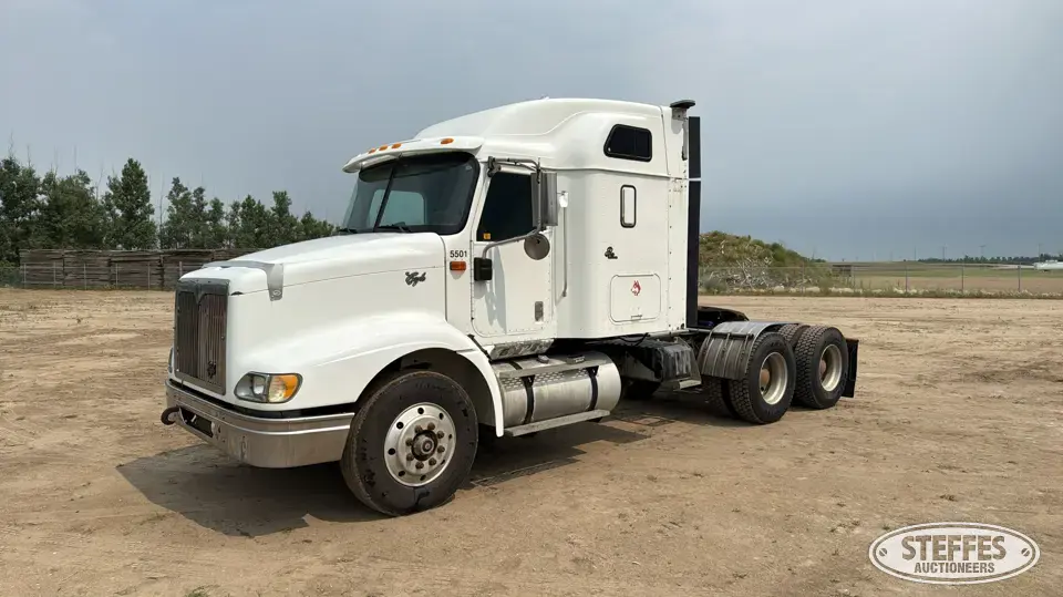 2000 International 9200i Conventional Truck with Sleeper