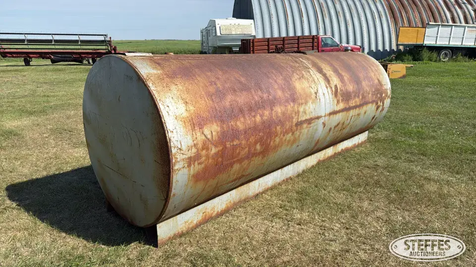1,000 gal. horizontal fuel tank