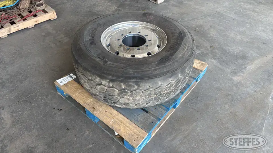 (1) Bridgestone M854 425/65R22.5 tire Truck Tire