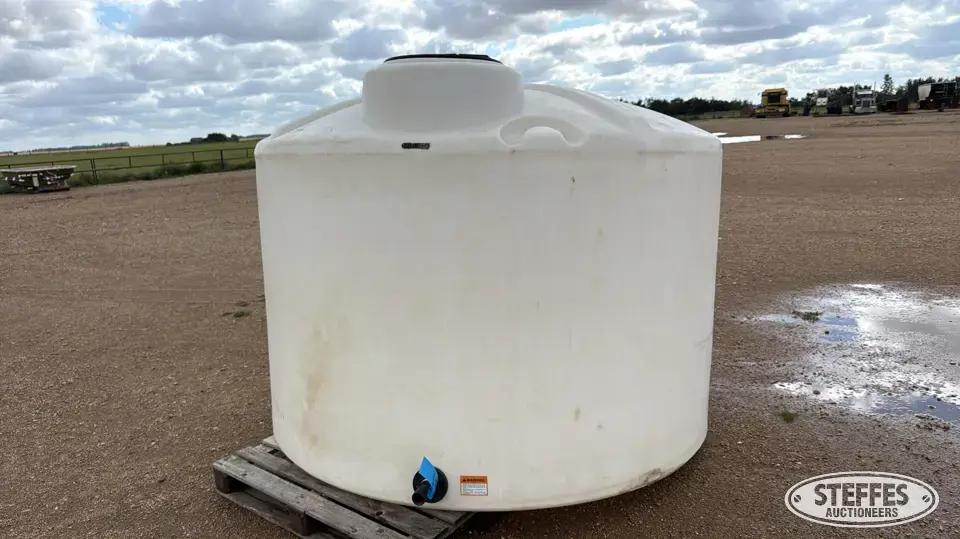1,250 gal. poly tank