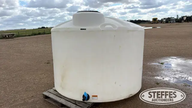 1,250 gal. poly tank
