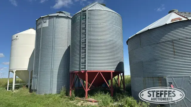 Goebel hopper bottom bin