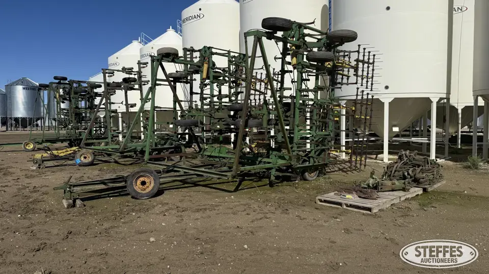 John Deere 1050 Field Cultivator