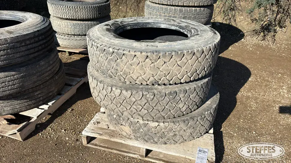 (3) 11R24.5 tires Truck Tire