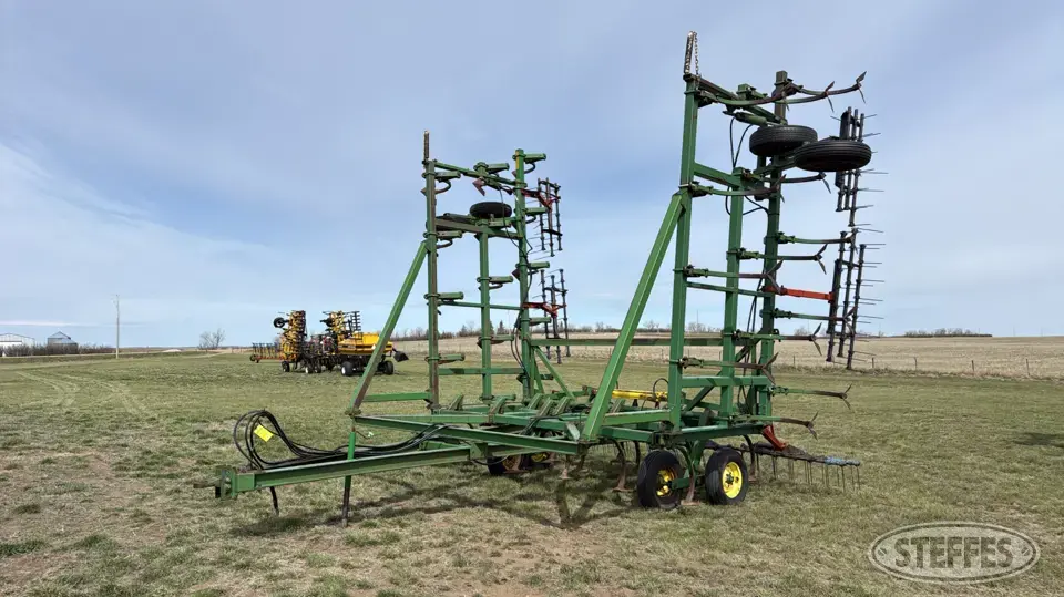 John Deere 1610 Chisel Plow