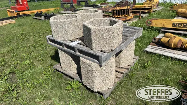 (7) Concrete flower beds