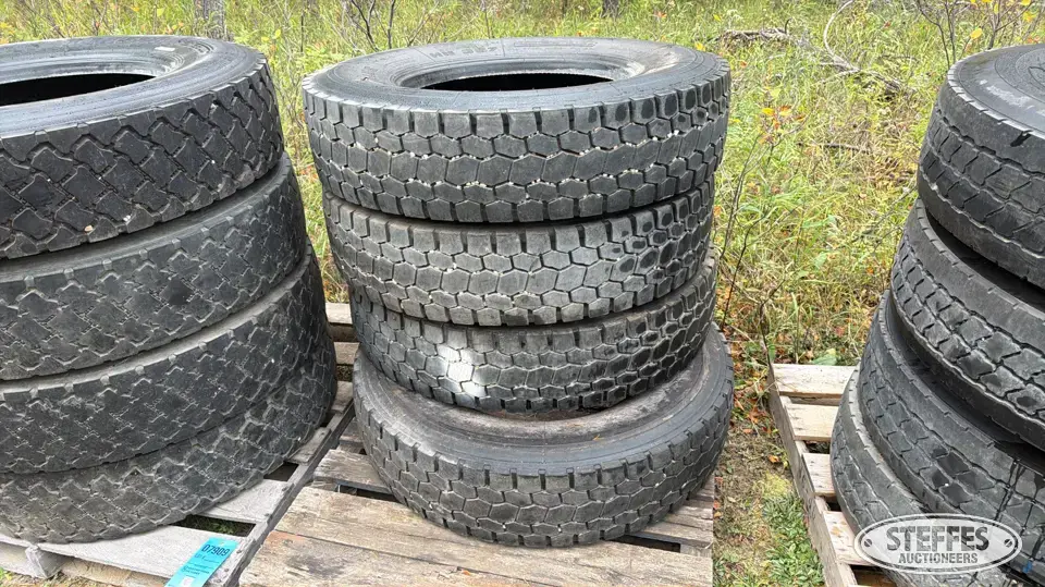 (4) Aeolus 11R22.5 tires Truck Tire