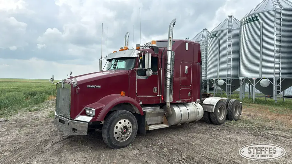 2000 Kenworth T800 Conventional Truck with Sleeper