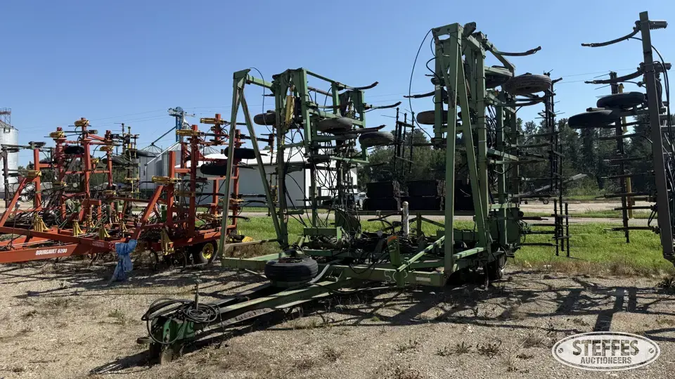 John Deere 1650 Chisel Plow