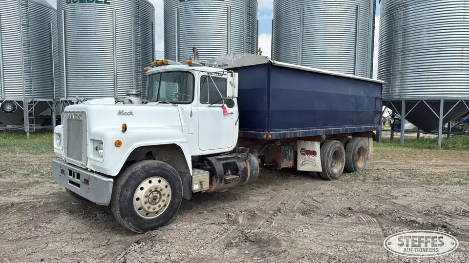 1980 Mack R600 Grain Truck