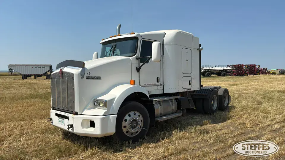 2014 Kenworth T800 Conventional Truck with Sleeper