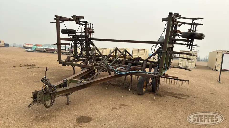 John Deere 1610 Chisel Plow