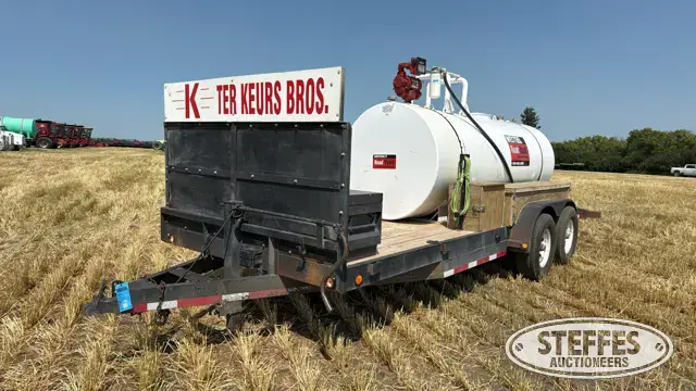Tandem axle equipment trailer