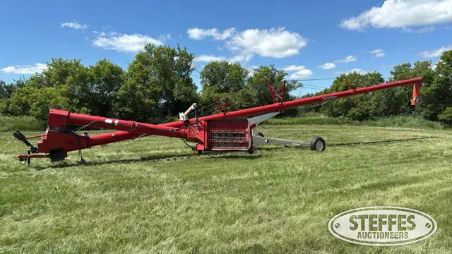 2015 Buhler Farm King 1370