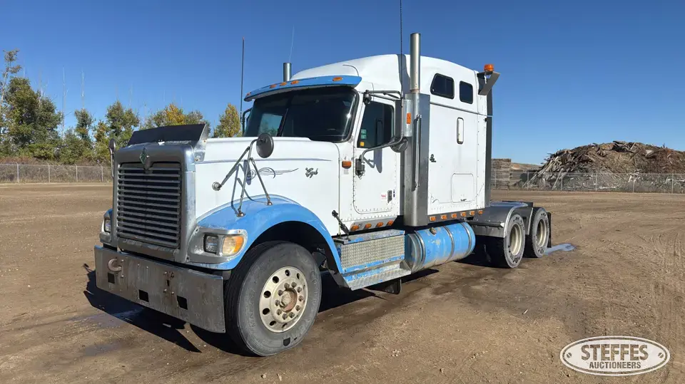 2000 International 9900i Conventional Truck with Sleeper