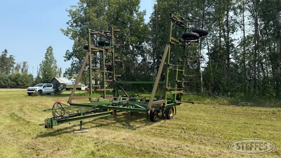 1989 John Deere 1610 Chisel Plow