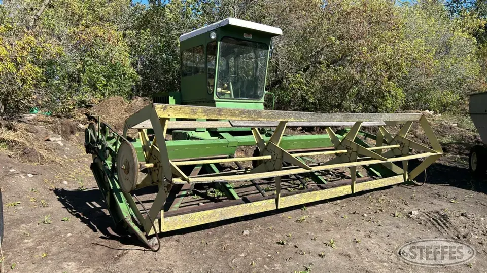 1975 John Deere 800 Self-Propelled Swather