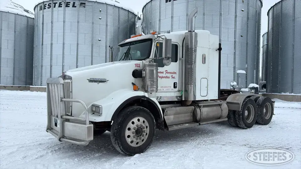 2010 Kenworth T800 Conventional Truck with Sleeper