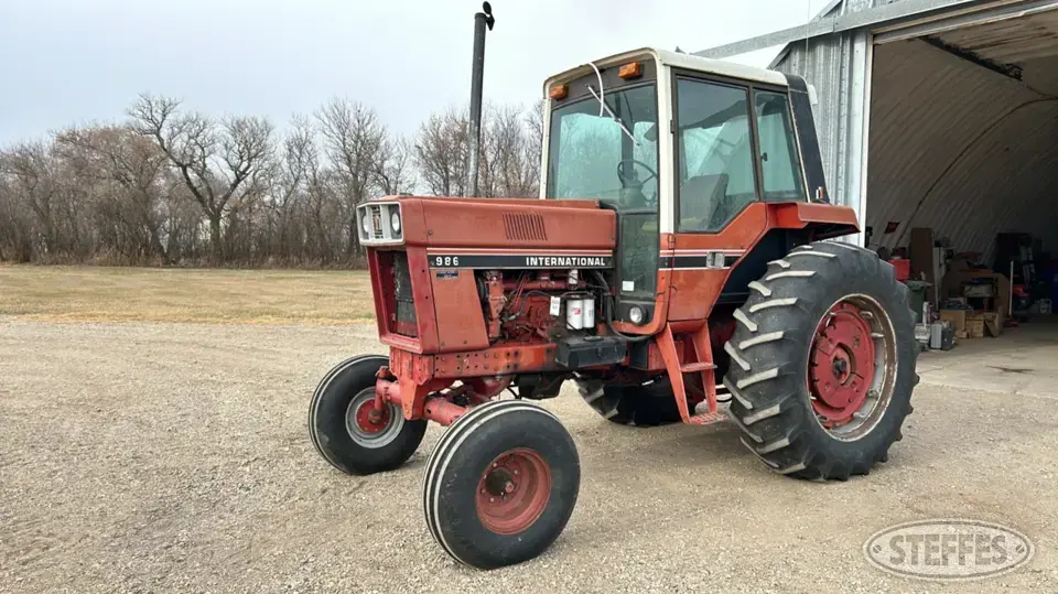 1980 International 986 2WD Tractor
