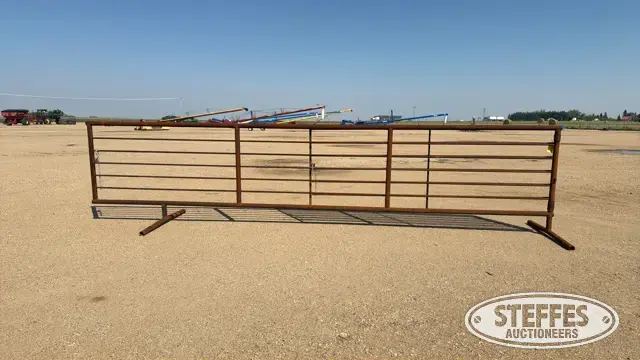 Freestanding livestock panel w/gate