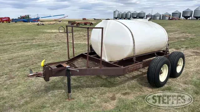 Tandem axle water trailer