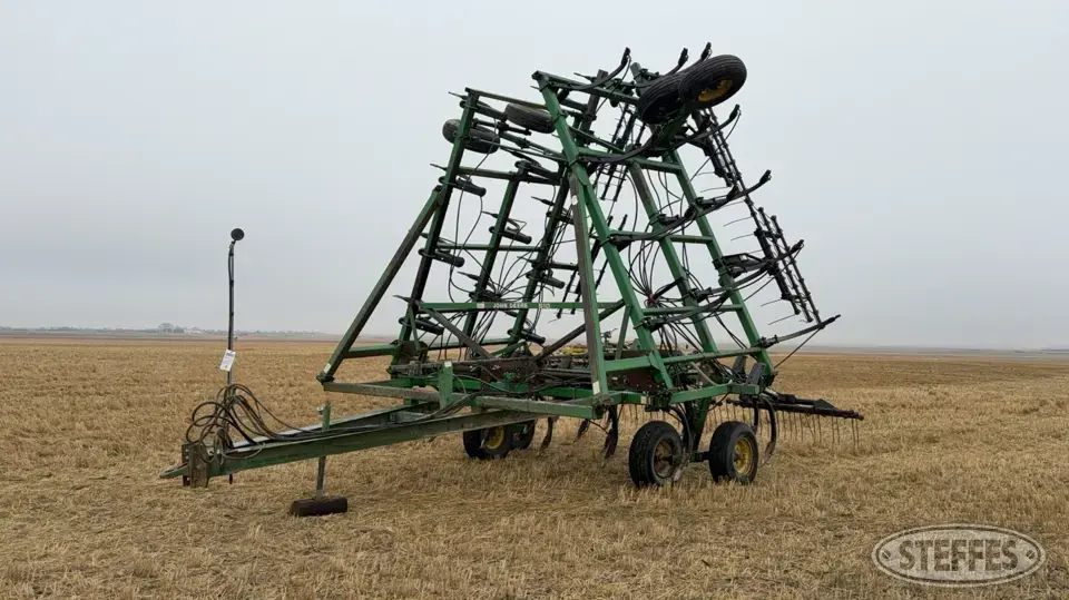 John Deere 610 Chisel Plow