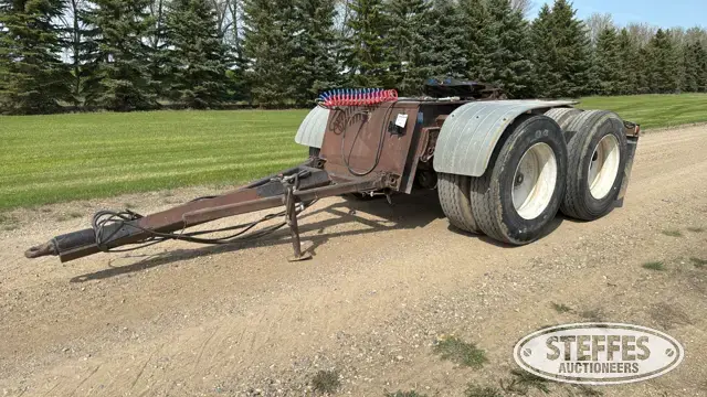 Tandem axle converter dolly